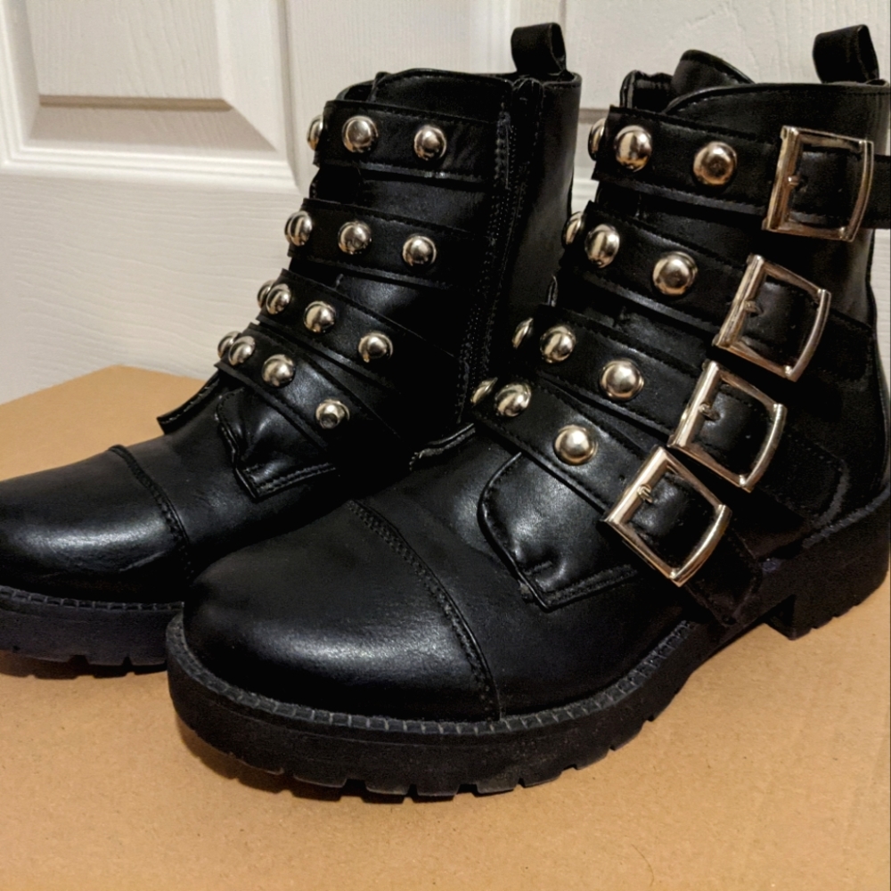 3for30!!! Black stud boots with buckles, US 6